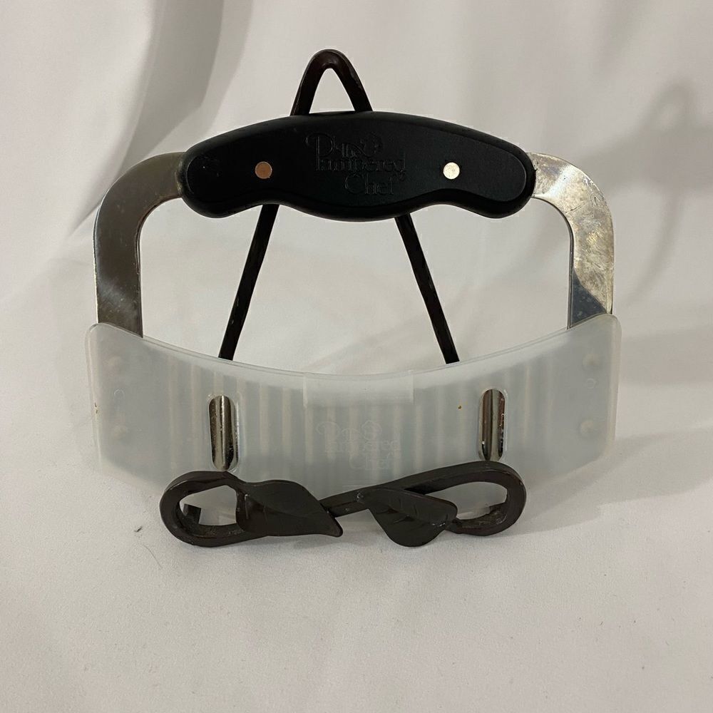 Pampered Chef Crinkle Cutter - Picture 2 of 5